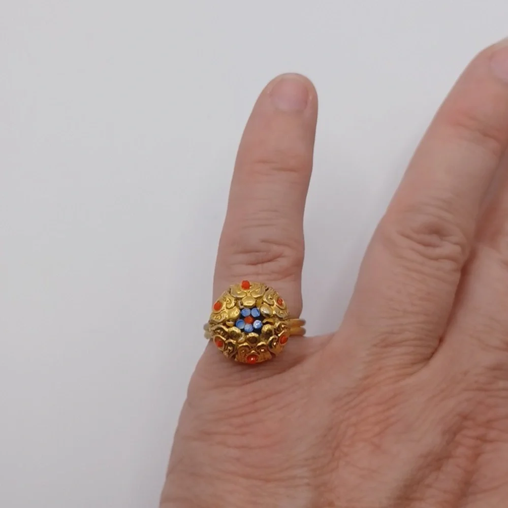 Gold Tone Design With a Tesserea Flower Ring